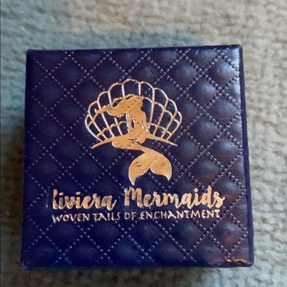 Pearl Shell Necklace - Picture 2 of 3